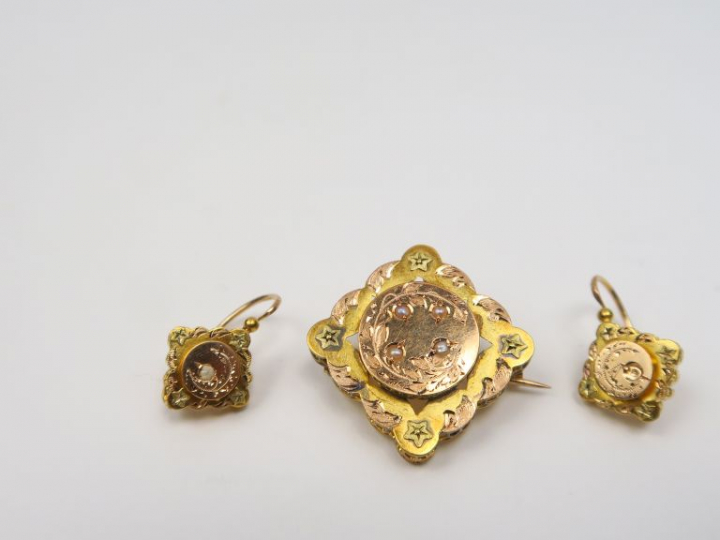 Parure Napoléon III en or comprenant une broche et une paire de perce 