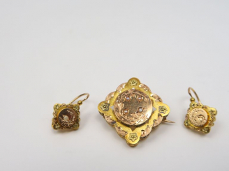 Vente aux enchères Parure Napoléon III en or comprenant une broche et une paire de perce 