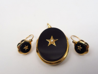 Vente aux enchères Parure Napoléon III en or et onyx comprenant un porte photo et une pai