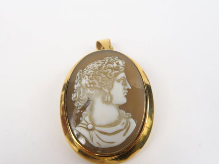 Broche 1900 camée pierre dure figurant un profil de jeune femme. Montu