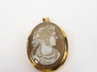 Vente aux enchères Broche 1900 camée pierre dure figurant un profil de jeune femme. Montu