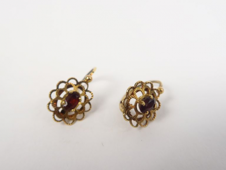 Paire de boucles d'oreille Napoléon III en or jaune ornées d'une pierr