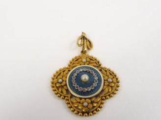 Vente aux enchères Pendentif 1900 en or jaune et émail bleu, orné de perles dont une cent