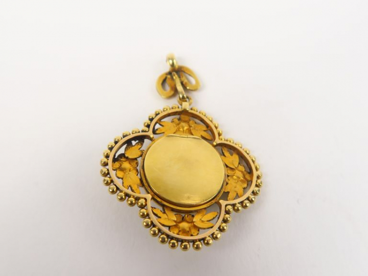 Pendentif 1900 en or jaune et émail bleu, orné de perles dont une cent