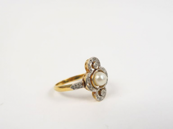 Bague 1900 en or jaune et perle entourée de roses. Poids tel. 2,68 g (