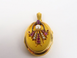 Vente aux enchères Pendentif porte photo 1900 en or, perles et rubis. Poids tel. 14,28 g