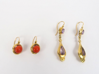 Vente aux enchères Deux paires de pendants d'oreilles Napoléon III. L'une ornée de perles