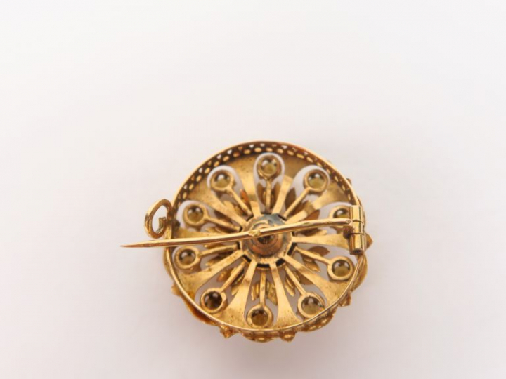 Broche Napoléon en or jaune à décor de perles. Poids tel. 4 g