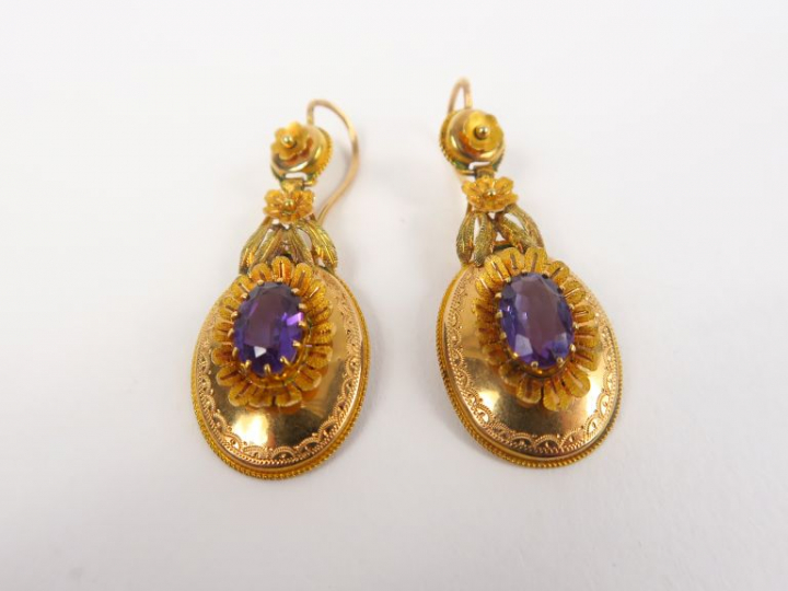Paire de pendents d'oreilles Napoléon III en or et pierres mauves. Poi