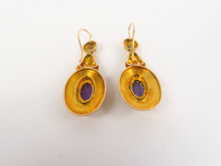 Paire de pendents d'oreilles Napoléon III en or et pierres mauves. Poi