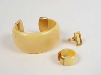 Vente aux enchères Ensemble comprenant un bracelet manchette et deux bagues en or jaune e