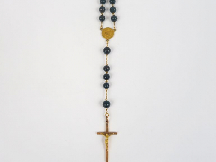 Chapelet en pierre dure orné d'une médaille et d'une croix en or.
