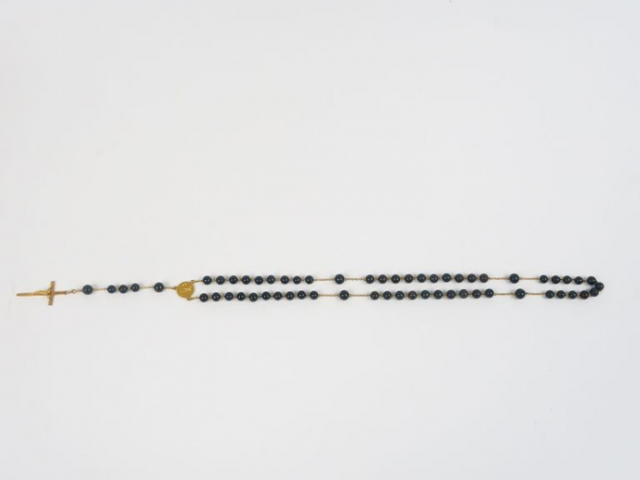 Chapelet en pierre dure orné d'une médaille et d'une croix en or.