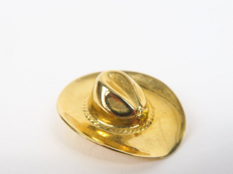 Vente aux enchères Broche en métal en forme de "sombrero".