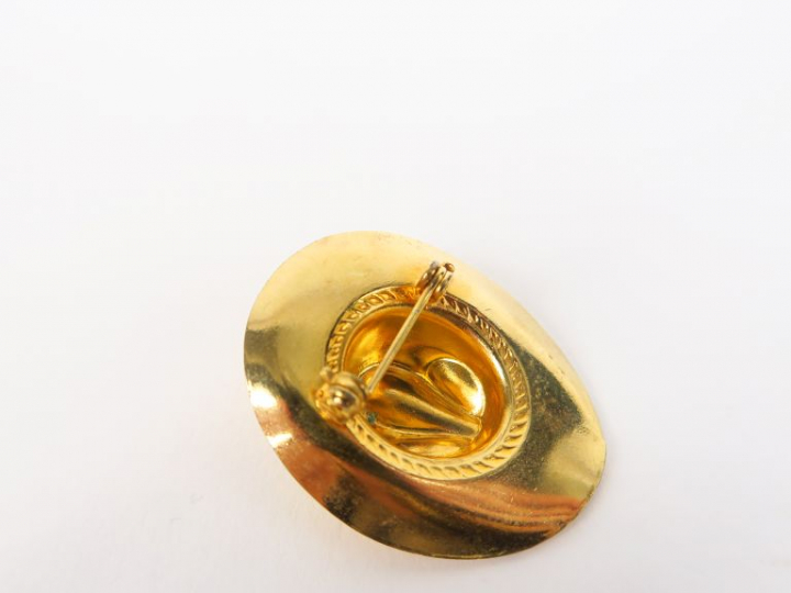 Broche en métal en forme de "sombrero".