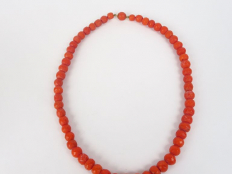 Vente aux enchères Collier en corail, perles facetées.