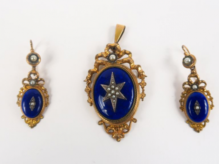 Parure Napoléon III de style Louis XVI en métal doré et émail bleu, à 
