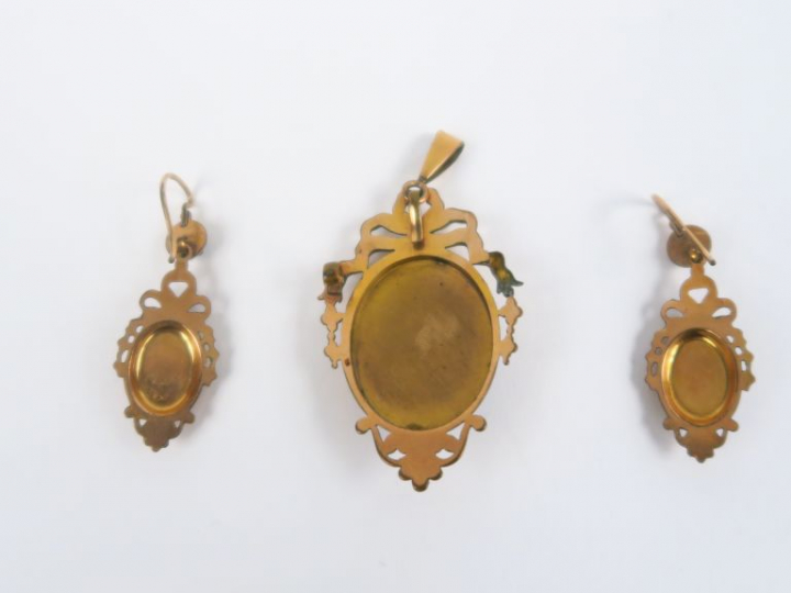 Parure Napoléon III de style Louis XVI en métal doré et émail bleu, à 