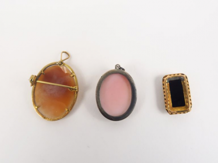 Ensemble comprenant deux camées, à décor de profils de jeunes femmes. 