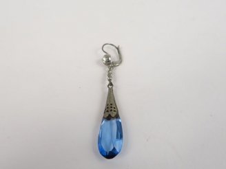 Vente aux enchères Pendentif orné d'une aigue marine en forme de goutte, monture en argen