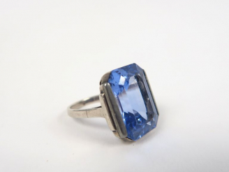 Vente aux enchères Bague en argent sertie d'une spinelle bleue taille émeraude. Poids. 6,