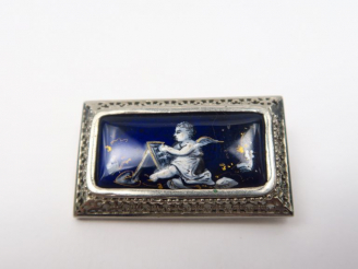 Vente aux enchères Broche en émail, à décor d'un amour peignant.  On y joint une chaine e