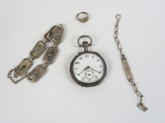 Vente aux enchères Lot comprenant :  - deux différents bracelets en argent. Poids. 24,91 