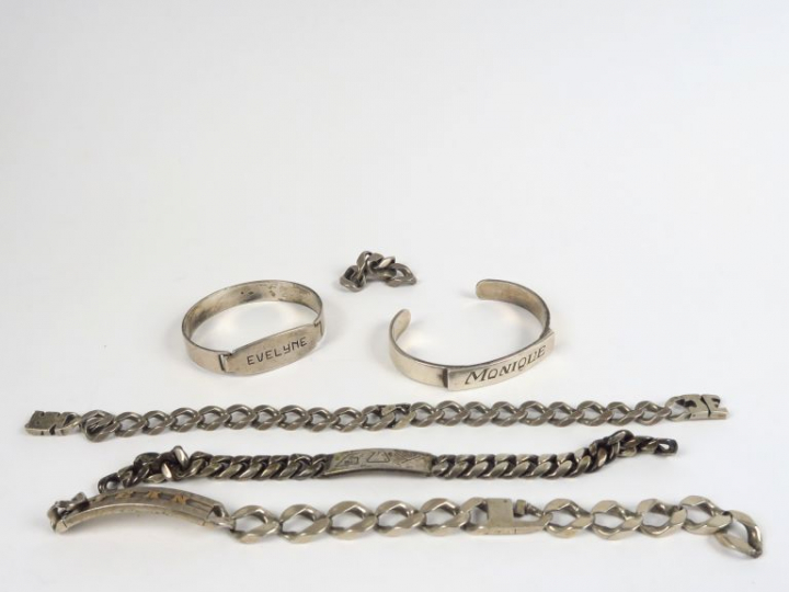 Lot comprenant deux bracelets, trois gourmettes et un élément de gourm