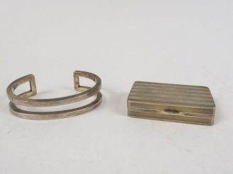 Vente aux enchères Lot comprenant :  - MOMIRON. Un bracelet en argent  - une boite en arg