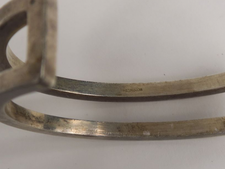 Lot comprenant :  - MOMIRON. Un bracelet en argent  - une boite en arg