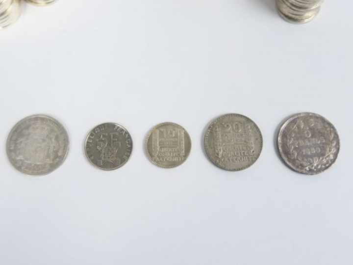 Lot de pièces en argent :  - 25 pièces de 5 Francs en argent. 299 g - 