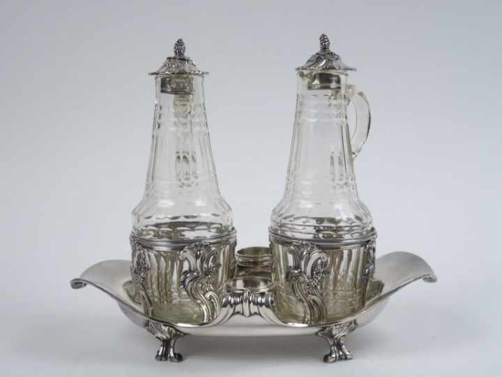 Porte huilier-vinaigrier Louis XV en argent.  Avec ses flacons. M.O : 