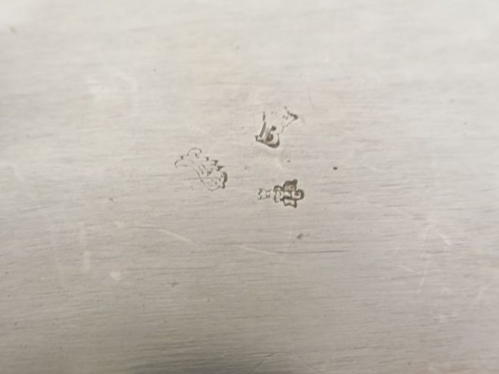 Porte huilier-vinaigrier Louis XV en argent.  Avec ses flacons. M.O : 