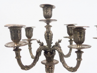 Vente aux enchères Paire de candélabres de style Louis XVI en argent, poinçon Minerve, éc