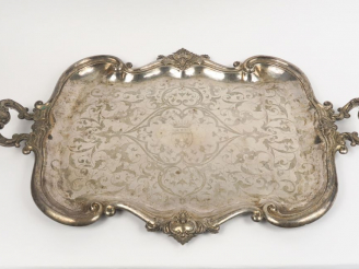 Vente aux enchères Grand plateau Napoléon III de style rocaille en argent, poinçon Minerv