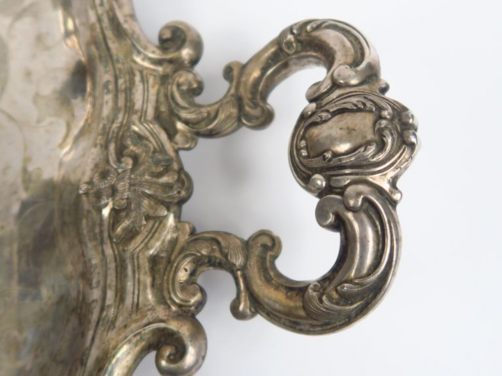 Grand plateau Napoléon III de style rocaille en argent, poinçon Minerv