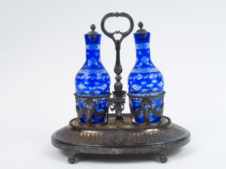 Porte huilier-vinagrier Louis XVI en argent, à décor de cannelures sur