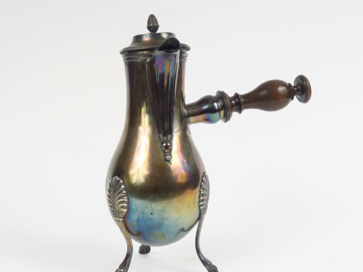 Verseuse en argent, poinçon Vieillard, à décor de palmettes, reposant 