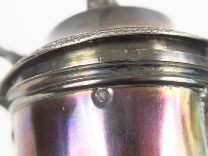 Verseuse en argent, poinçon Vieillard, à décor de palmettes, reposant 