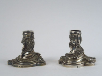 Vente aux enchères BOINTABURET à Paris.  Paire de bougeoirs de toilette de style rocaille