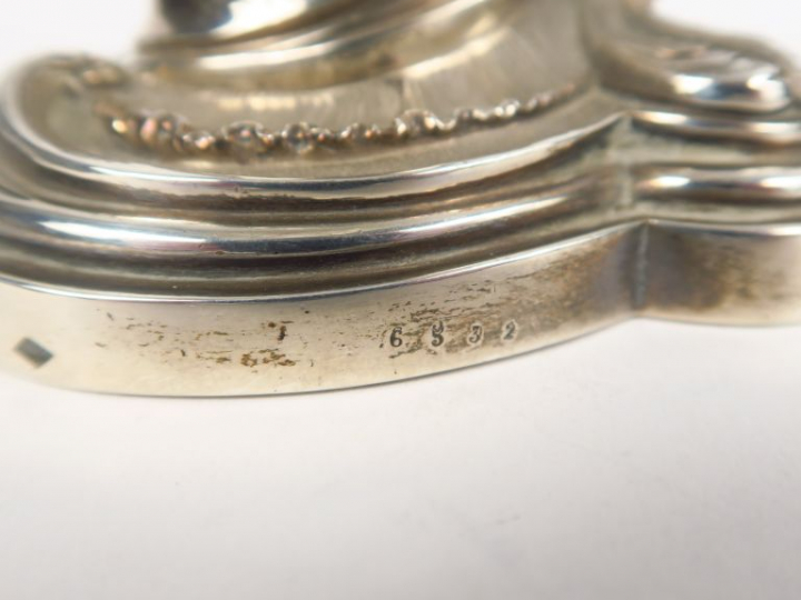 BOINTABURET à Paris.  Paire de bougeoirs de toilette de style rocaille