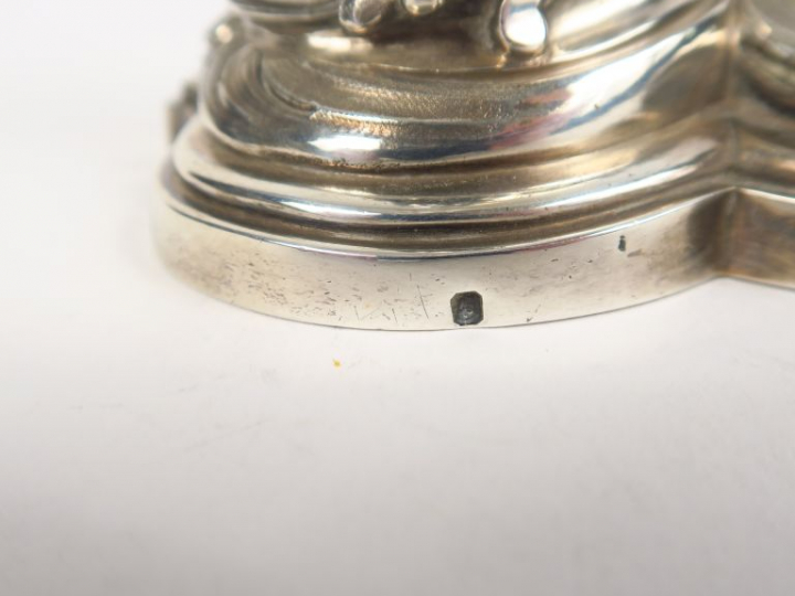 BOINTABURET à Paris.  Paire de bougeoirs de toilette de style rocaille