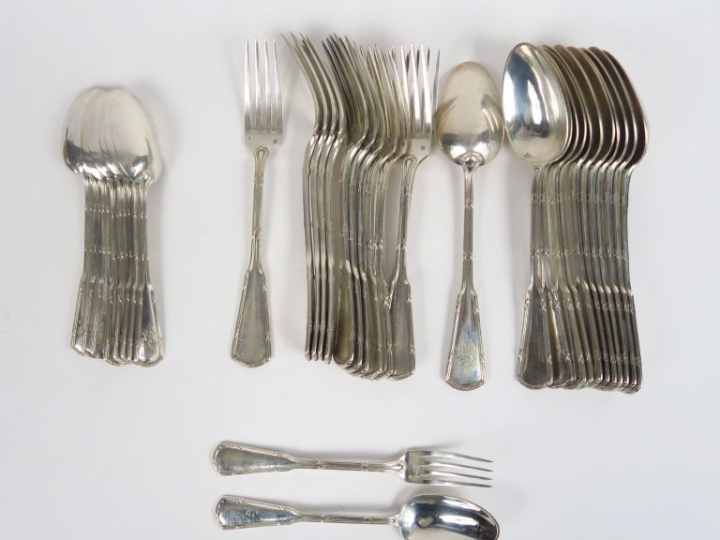 Partie de ménagère en argent, poinçon Minerve, à décor de tiges enruba