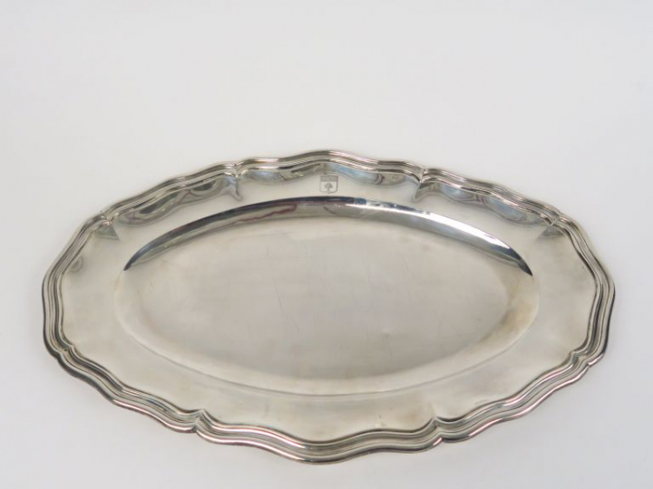 Plat ovale de style Louis XV en argent, poinçon Minerve, modèle à file