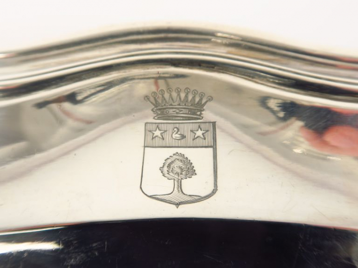 Plat ovale de style Louis XV en argent, poinçon Minerve, modèle à file