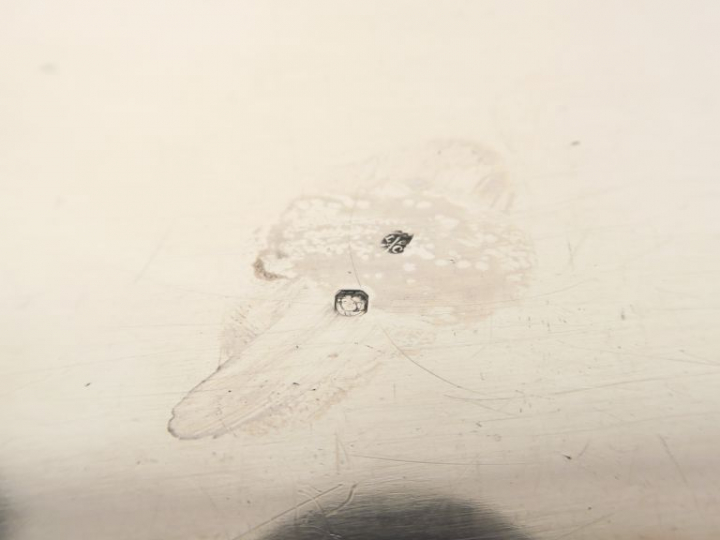 Plat ovale de style Louis XV en argent, poinçon Minerve, modèle à file