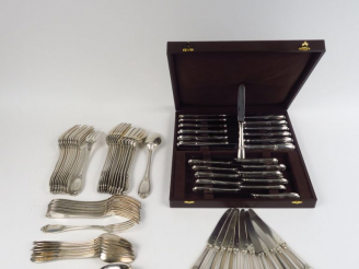 Vente aux enchères Partie de ménagère en argent, poinçon Minerve, modèle feuillagé. Compr