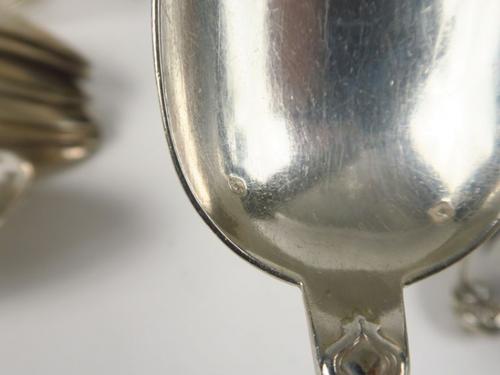 Partie de ménagère en argent, poinçon Minerve, modèle feuillagé. Compr