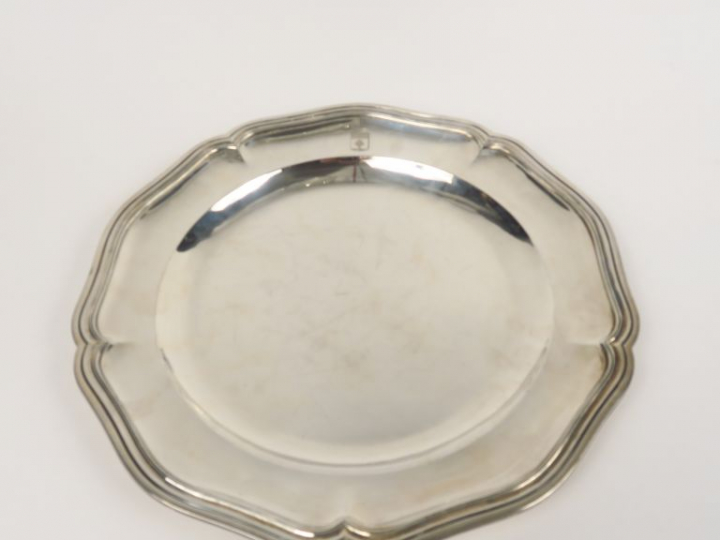 Plat rond de style Louis XV en argent, poinçon Minerve, modèle à filet