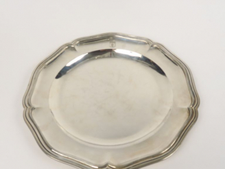 Vente aux enchères Plat rond de style Louis XV en argent, poinçon Minerve, modèle à filet